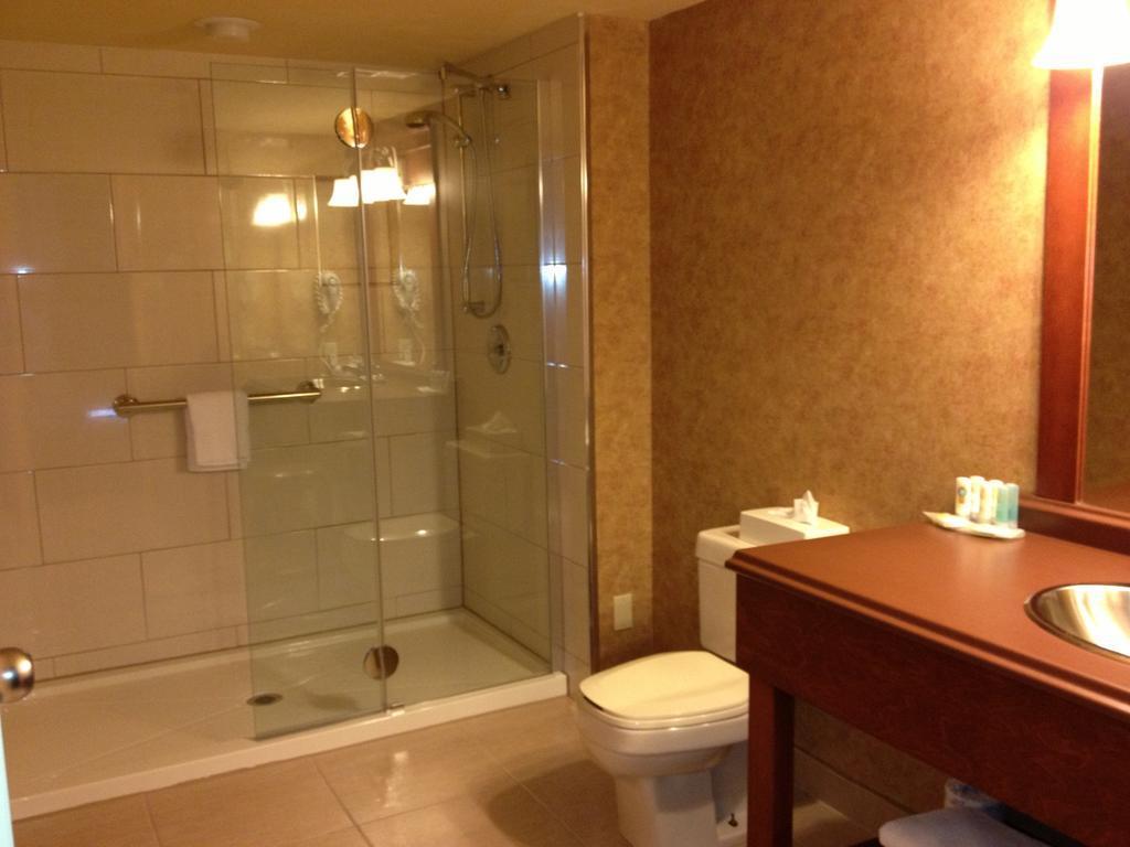 Quality Inn & Suites Bay Front Sault Ste. Marie Bagian luar foto