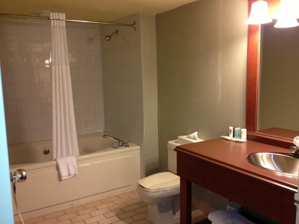 Quality Inn & Suites Bay Front Sault Ste. Marie Bagian luar foto